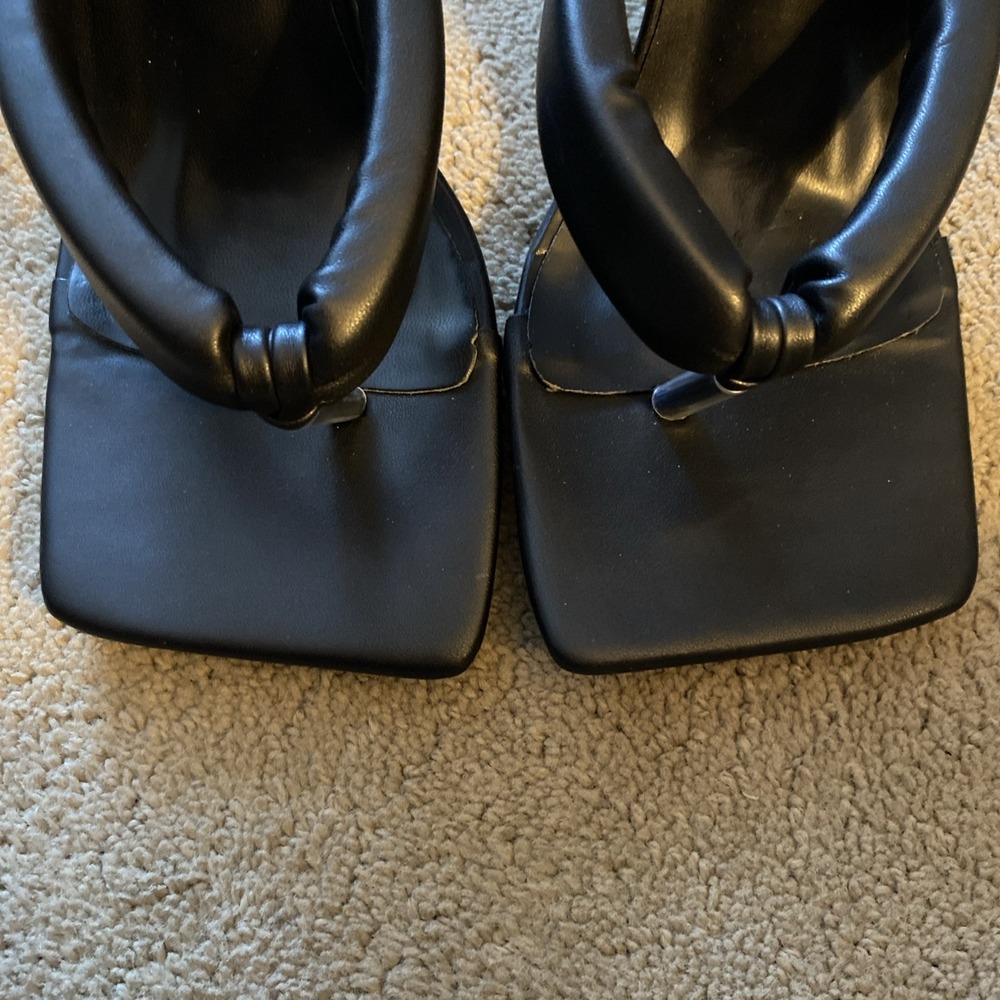 NWOT PRETTY LITTLE THING BLACK GAUX LEATHER PADDED TOE THONG MID HEELED MULES 3 - Picture 3 of 15